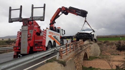 grua-elevando-coche-gruasamoros
