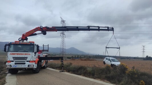 grua-pluma-coche-gruasamoros
