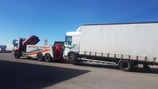 grua-remolcando-gruasamoros